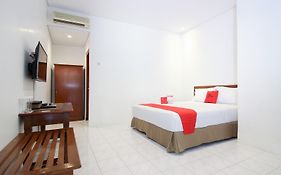 RedDoorz Plus near Alun Alun Selatan 2