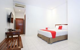 RedDoorz Plus near Alun Alun Selatan 2